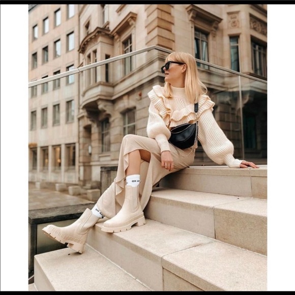 H&M BLOGGERS FAVORITE RUFFLED SWEATER π¦ - Picture 11 of 12